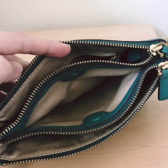 Fossil Leather. Teal green zipper crossbody. - Picture 6 of 8